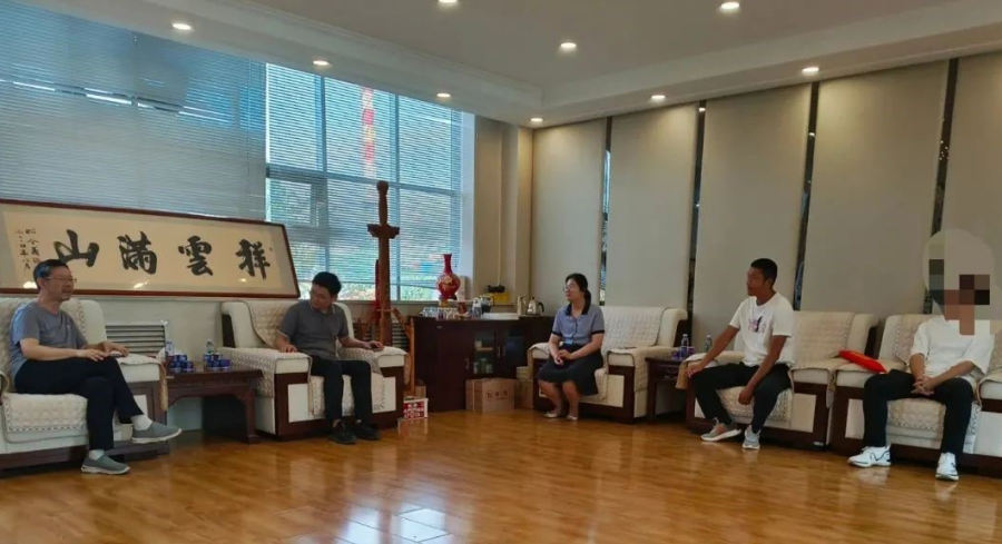 山(shān)東玉泉食品有(yǒu)限公(gōng)司開展困難大學(xué)生資助活動 山(shān)東玉泉食品有(yǒu)限公(gōng)司開展困難大學(xué)生資助活動